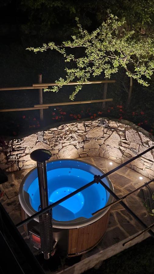 La Casetta Nel Bosco - Hot Tube And Sauna Lierna Dış mekan fotoğraf